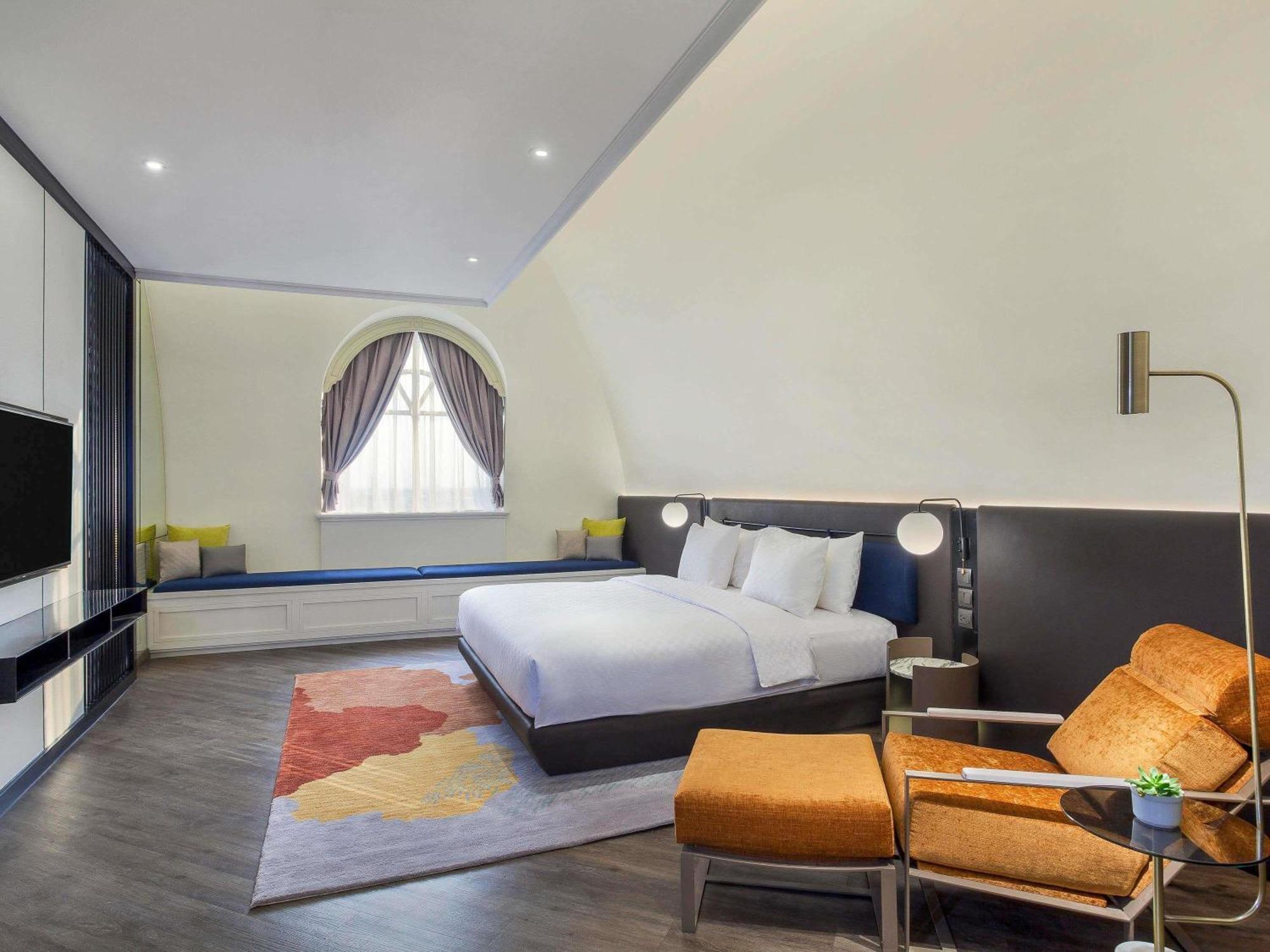 Executive Suite One King